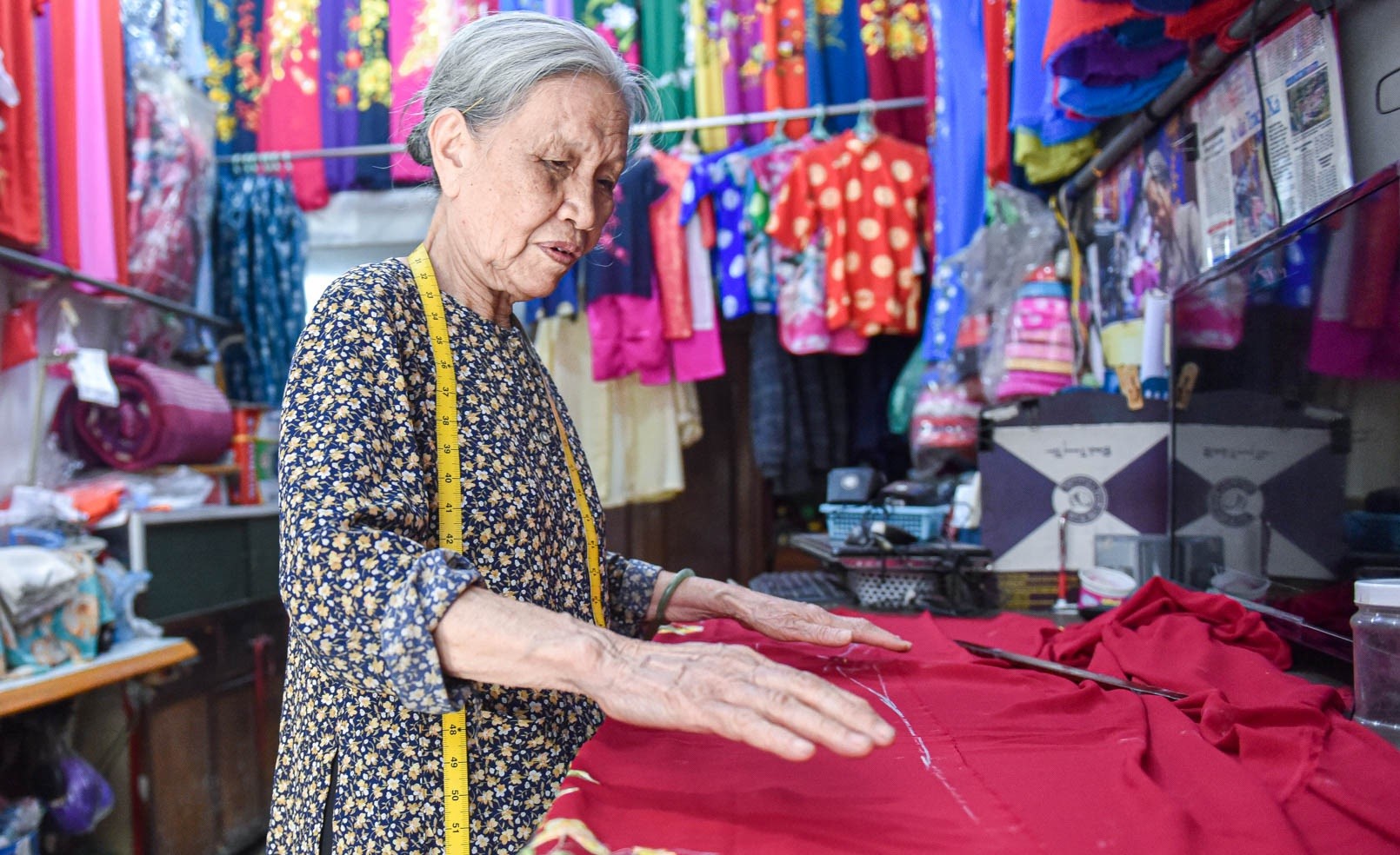 Cụ bà 81 tuổi lưu giữ nghề may áo dài truyền thống với tiệm may đã 4 thế hệ. (Nguồn ảnh:)
